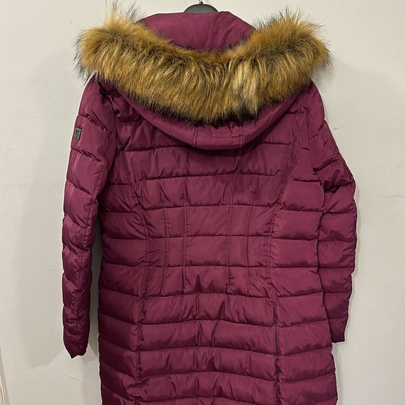 Kenneth Cole women’s burgundy puffer coat size M - Picture 6 of 8